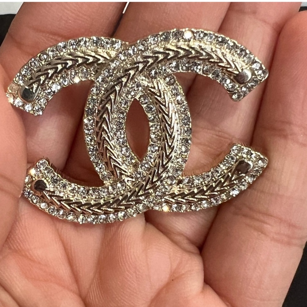Super Rare Brand New Classic Chanel CC Crystal Embellished Gold Pin Brooch - Picture 3 of 4